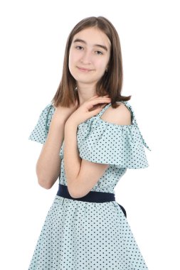 Beyaz arka planda benekli bir elbise giymiş güzel bir kız. Yüksek çözünürlüklü. Tam alan derinliği.