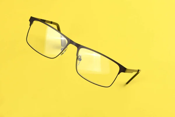 在黄色背景下隔离的阅读眼镜 玻璃杯挂在空气中 高分辨率照片 实地的全部深度 — 图库照片