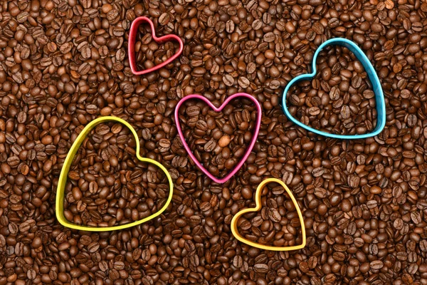 Veelkleurige Harten Gebrande Koffiebonen Achtergrond Bovenaanzicht Hoge Resolutie Foto Volledige — Stockfoto