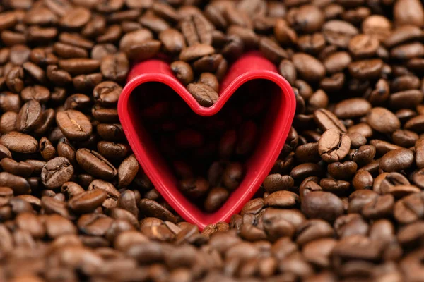 Czerwone Serce Tle Palonych Ziaren Kawy Zdjęcie Wysokiej Rozdzielczości Miękkie — Zdjęcie stockowe