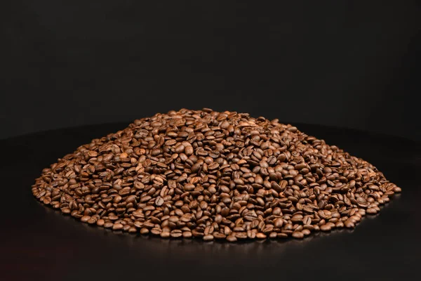 Жареные Кофейные Зерна Изолированы Черном Зеркальном Фоне Фото Высокого Разрешения — стоковое фото