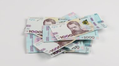 Ukrayna parası - Hryvnia 'nın binlerce banknotunun arka planı bir yığın halinde yatıyor. 4K UHD video görüntüsü 3840X2160.
