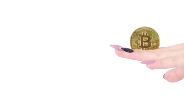 Ręcznie Trzyma Pokazuje Złotą Kryptowalutę Bitcoin Białym Tle Ruch Prawej — Wideo stockowe