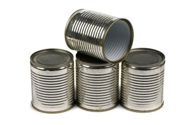 Beyaz arka planda izole edilmiş eski metal teneke kutular. Yüksek çözünürlüklü. Tam alan derinliği.