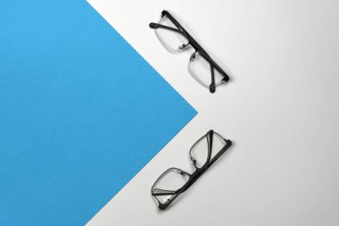 Mavi ve gri arkaplanda izole edilmiş okuma gözlüğü. Kadın ve erkek için moda gözlükleri. Yüksek çözünürlüklü. Tam alan derinliği.