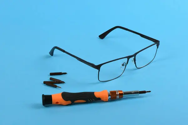 Juego Destornilladores Para Reparación Gafas Lectura Aisladas Sobre Fondo Azul Fotos De Stock Sin Royalties Gratis