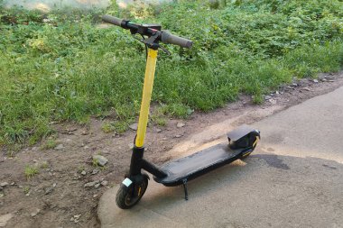 Yolun sonuna elektrikli bir scooter bırakıldı. Daha ileri gidemeyiz..