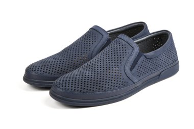 Erkek derisi mavi ayakkabılar. Beyaz arka planda izole edilmiş hakiki deriden yapılmış erkek ayakkabıları. Şık erkek ayakkabıları..