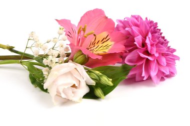 Bir buket çiçek, kasımpatı, gül, zambak, karanfil. Beyaz arkaplandaki çiçeklerin arka planı.