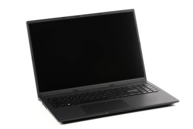 Şeffaf arkaplanda boş ekranlı dizüstü bilgisayar ya da defter. Beyaz arkaplanda boş alanı olan izole edilmiş dizüstü bilgisayar