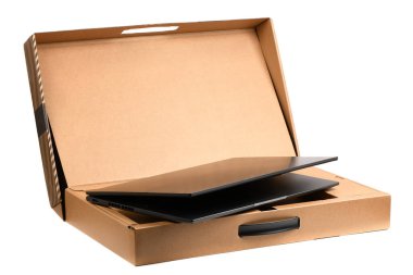 Karton kutusundan yeni bir laptop. Dizüstü bilgisayarlı karton paket.