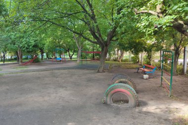 Tipik çocuk parkı. Sovyetler Birliği 'nde tipik bir oyun alanı..