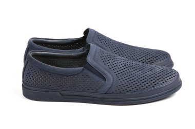 Erkek derisi mavi ayakkabılar. Beyaz arka planda izole edilmiş hakiki deriden yapılmış erkek ayakkabıları. Şık erkek ayakkabıları..