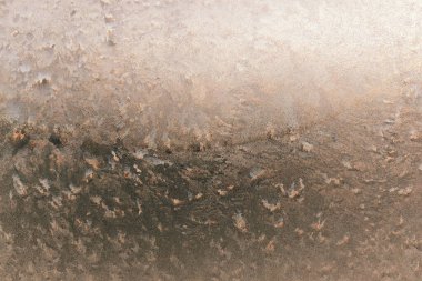 Kış penceresinde donma izleri var. Camda buz var. Soğuk kış gününde cam üzerindeki desenler. Noel arkaplanı.