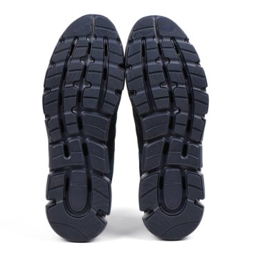 Mavi ışıklı yaz spor ayakkabıları. Kalın tabanlı örgü kumaştan yapılmış mavi bir spor ayakkabı, beyaz bir arka planda izole edilmiş. Spor ve sokak şık spor ayakkabılar giyer..