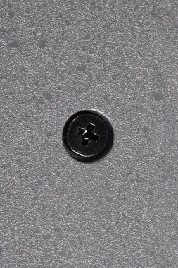 Elektronik alet çantasının siyah vidasının yakın çekimi. Dizüstü bilgisayarın canı cehenneme..