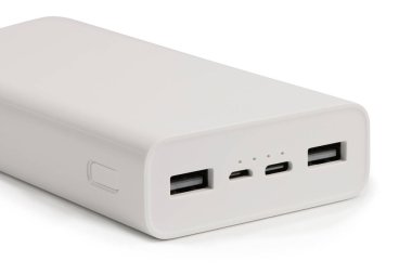 Beyaz arka planda beyaz güç bankası. Mobil aygıtları şarj etmek için Powerbank.