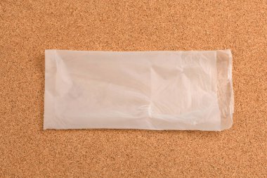 Mantar arka planda ambalaj çantası. Mantar kaplama arka planının kahverengi-sarı rengi.