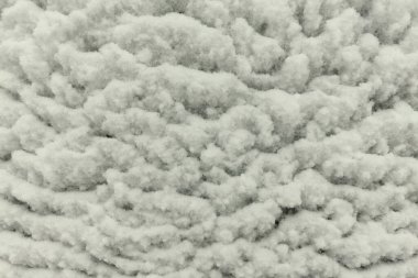 Kar taneleri beyaz metal bir levhada dalgalar şeklinde sıkışmış. Yakın plan. Arkaplan için Doku.