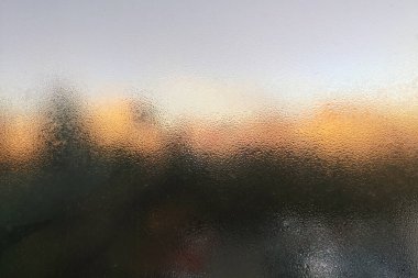 Kış penceresinde donma izleri var. Camda buz var. Soğuk kış gününde cam üzerindeki desenler. Noel arkaplanı.