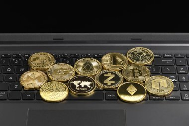 Klavye dizüstü bilgisayarı, Bitcoin, Ethereum, Litecoin, Dashcoin, XRP, EOS, NEO, TRX, Monero, Zcach, Iota ve Ripple bozuklukları. Şifreleme, engelleme ağı içindeki Dijital Paradır