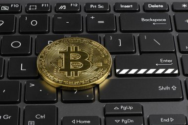 Bilgisayarın klavyesinde Bitcoin, kripto para ticareti teknolojisi konsepti. Şifreleme, engelleme ağı içindeki Dijital Paradır.