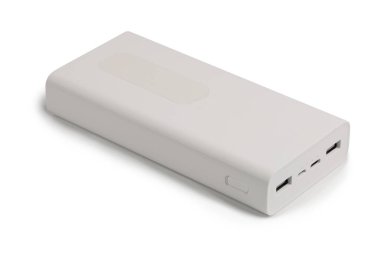 Beyaz arka planda beyaz güç bankası. Mobil aygıtları şarj etmek için Powerbank.
