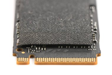 M2 NVMe arayüzü olan kişisel bilgisayarlar için taşınabilir disk sürücüsü. Beyaz bir arkaplanda izole edilmiş.