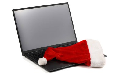 Kırmızı Noel Baba şapkası ekranında şeffaf arkaplanda izole edilmiş, boş ekranlı dizüstü bilgisayar ya da defter. Beyaz arkaplanda boş alanı olan izole edilmiş dizüstü bilgisayar