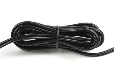 Siyah kablolar. Kablolar beyaz arka planda izole edilmiş siyah plastik kaplı bir kablo ile bağlanmış. Yüksek çözünürlüklü. Tam alan derinliği.