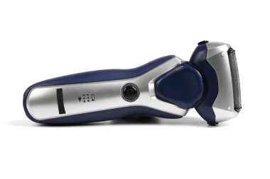 Elektrikli jilet. Beyaz arka planda pille çalışan bir jilet. Yüksek çözünürlüklü. Tam alan derinliği.