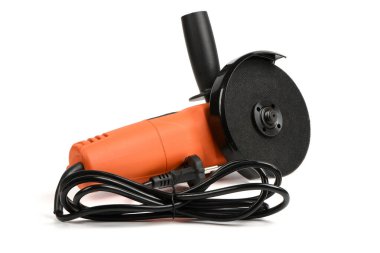 Beyaz arka planda izole edilmiş aşındırıcı diski olan güçlü bir açı öğütücü. Beyaz arkaplanda açı öğütücüleri.