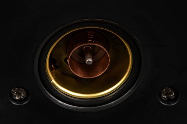 Elektrikli su ısıtıcısının temeli. Su ısıtıcısının elektrik bağlantısına aşırı yakın çekim. Yüksek çözünürlüklü. Tam alan derinliği.