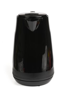 Beyaz arka planda siyah elektrikli su ısıtıcısı. Yüksek çözünürlüklü. Tam alan derinliği.