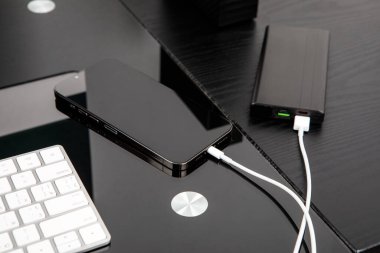 power bank patlayıcıları siyah arkaplanda izole edilmiş akıllı telefon