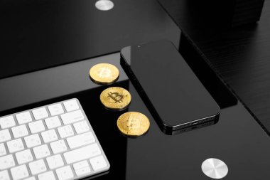 Bitcoin ile ödeme, cep telefonu ile kadın ve altın sikke ve bitcoin elinde