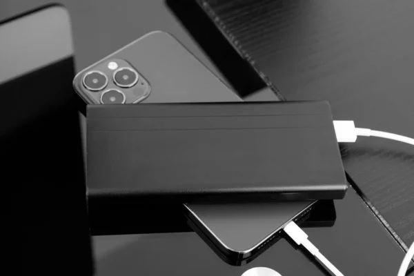 Powerbank Charge Smartphone Isolé Sur Fond Noir — Photo
