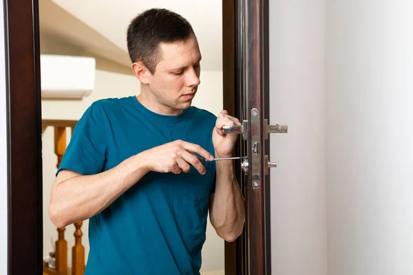 Hombre Reparando Picaporte Handyman Reparar Cerradura Puerta Habitación Trabajo Para — Foto de Stock