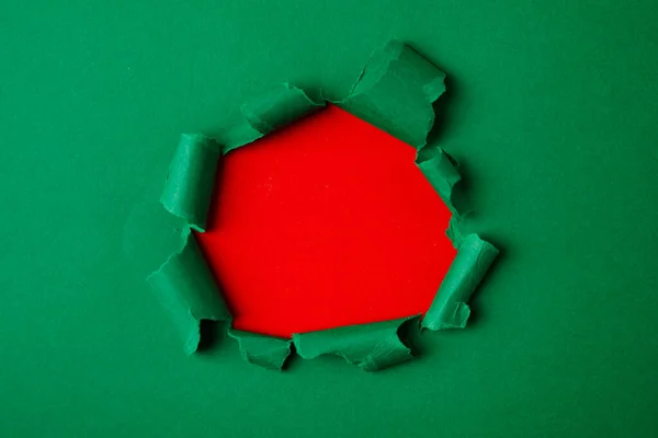 Grünes Loch Papier Mit Aufgerissenen Seiten — Stockfoto