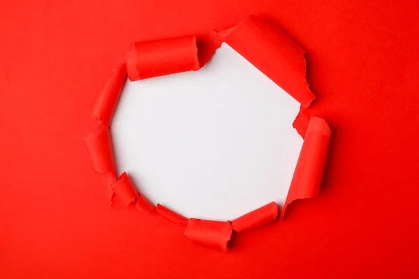 Agujero Rojo Papel Con Los Lados Rotos —  Fotos de Stock