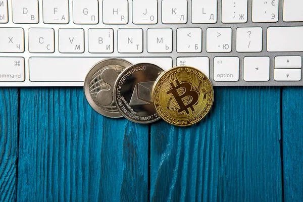 Moneta Krypto Waluta Bitcoin Leży Tle Klawiatury — Zdjęcie stockowe
