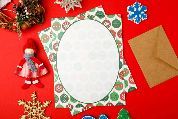 Blanco Ansichtkaart Envelop Kerstdecor Rode Achtergrond Kopieerruimte — Stockfoto