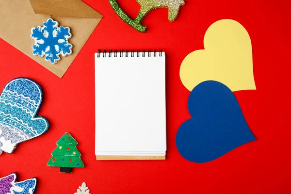 Blanco Ansichtkaart Envelop Kerstdecor Rode Achtergrond Kopieerruimte — Stockfoto