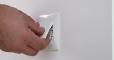 Elektrikçi şalter takıyor. Yüksek kalite 4k görüntü