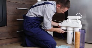 Tesisatçı su filtresindeki filtre elementini değiştir.