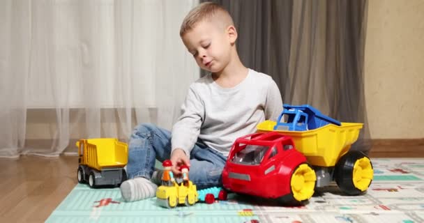 Смішний Хлопчик Освітніми Іграшковими Блоками Діти Грають Денному Догляді Або — стокове відео
