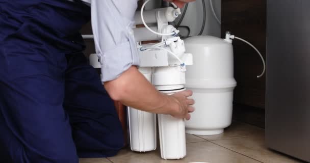 Loodgieter Verandert Het Filterelement Het Waterfilter — Stockvideo