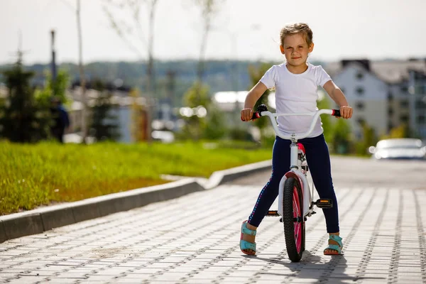 Bambina Bicicletta Nel Parco Estivo Andare Bicicletta All Aperto — Foto Stock