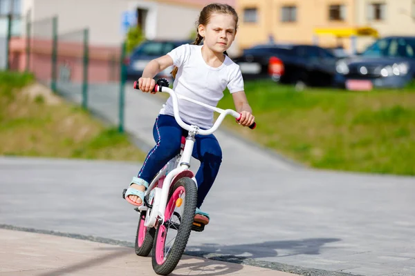 Маленька Дівчинка Велосипеді Літньому Парку Їзда Велосипеді Відкритому Повітрі — стокове фото