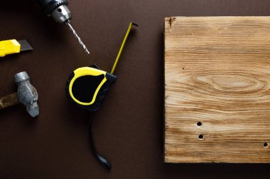 Mavi üniformalı tamirci otomatik tornavidayla çalışıyor. Ev yenileme konsepti.